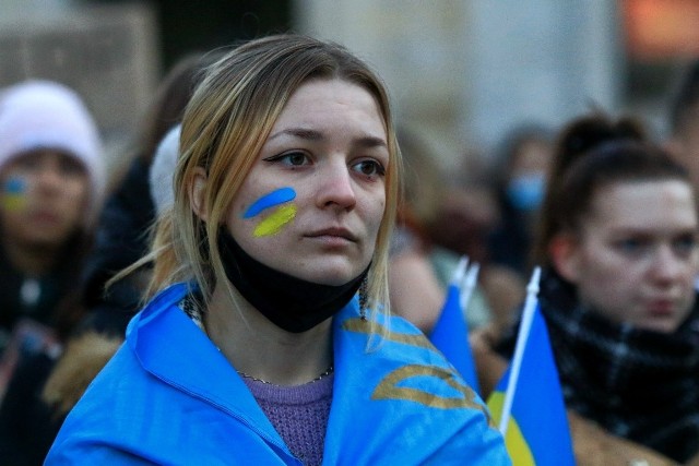 Kilkaset osób zebrało się, aby po raz kolejny wyrazić swoją solidarność z Ukrainą. Spontanicznie dołączają kolejni przechodnie