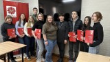 Dyplomy dla Ukraińców na zakończenie kursu języka polskiego. Wydarzenie w Caritas w Zielonej Górze