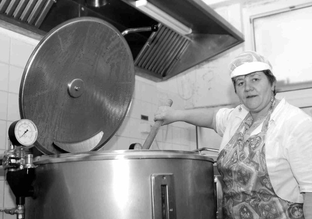 Maria Pych, jedna z kucharek świdwińskiego MOPS, podczas przygotowywania jeszcze przed końcem roku szkolnego zupy dla ponad 300 osób. W lipcu stołówka jest nieczynna, ale przed wrześniem znów można tu będzie zjeść bezpłatny obiad.