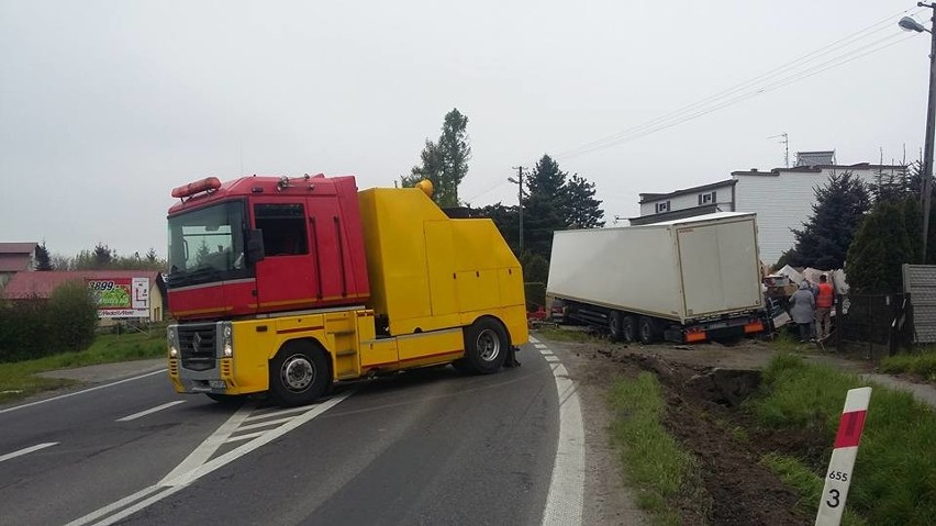 Wypadek w Bibicach pod Krakowem. Tir wypadł z drogi