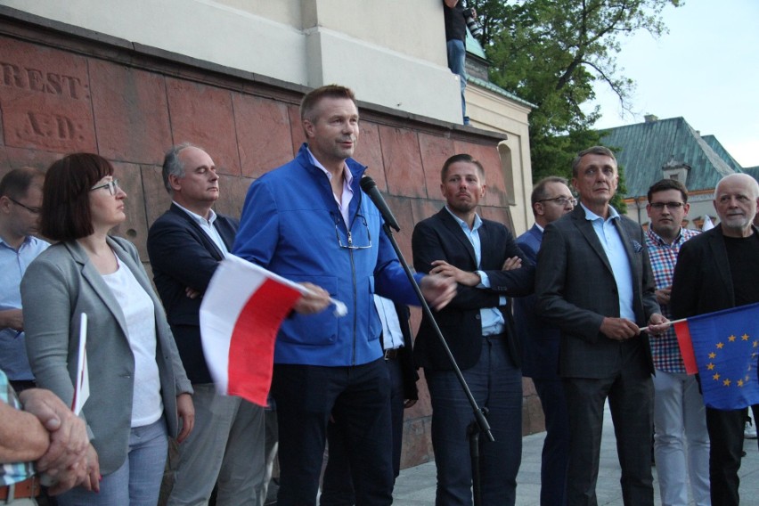 Wielka manifestacja w centrum Kielc „Wolne Sądy” z tysiącami uczestników  