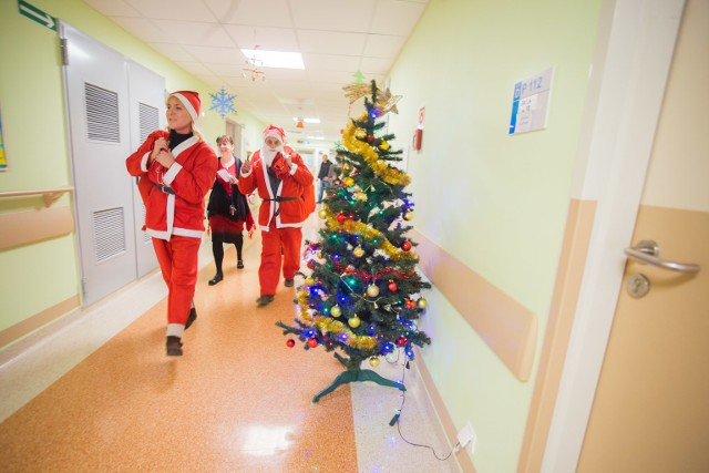 Dziś (06.12.2018) dzieci odbywające leczenie w słupskim szpitalu przy ulicy Hubalczyk&oacute;w odwiedził Święty Mikołaj. Mali pacjenci otrzymali upominki i słodycze. To wsp&oacute;lna akcja słupskich taks&oacute;wkarzy City Taxi i  słupskiego szpitala. Rozdano około 50 paczek pełnych słodkich upomink&oacute;w.&lt;iframe src=&quot;//get.x-link.pl/51b886cb-e468-2f84-d6c4-7d0850f5ab5c,8ad546cc-d5dc-14e3-ae67-c2f3d62f7c7c,embed.html&quot; width=&quot;640&quot; height=&quot;360&quot; frameborder=&quot;0&quot; webkitallowfullscreen=&quot;&quot; mozallowfullscreen=&quot;&quot; allowfullscreen=&quot;&quot; allow=&quot;autoplay; fullscreen&quot; scrolling=&quot;no&quot;&gt;&lt;/iframe&gt;