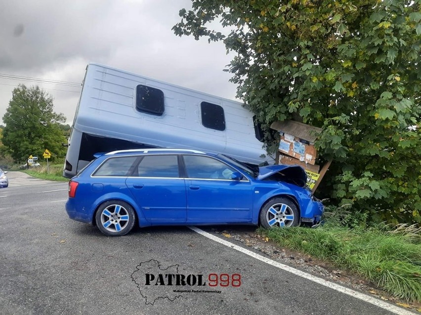 Zderzenie osobówki z busem. W wypadku brało udział 11 osób. Są ranni. Trzy trafiły do szpitala  | ZDJĘCIA