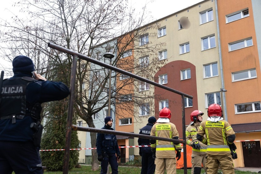 Policyjna akcja w Rzeszowie! 23-latek groził, że skoczy z okna [ZDJĘCIA]