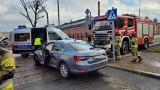 Wypadek w Grudziądzu. Osobowa skoda zderzyła się z tramwajem. Kierująca autem zabrana do szpitala  