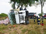 Pękła opona w ciężarówce. Kierowca w szpitalu [zdjęcia]