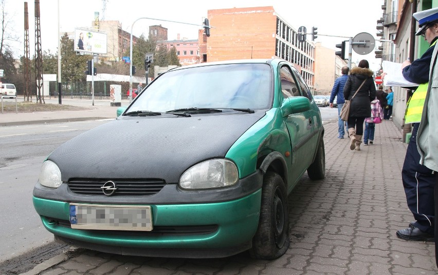 Wypadek na Gdańskiej. Opel uderzył w ścianę kamienicy [ZDJĘCIA]