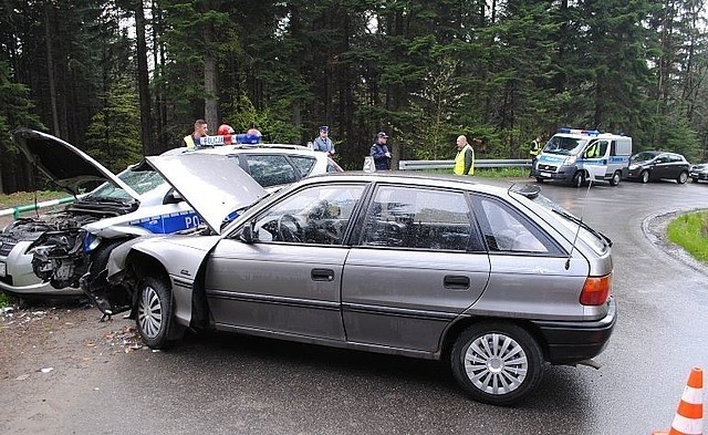 Do zdarzenia doszło wczoraj, tuż po godz. 17. O wypadku poinformował dyżurnego jeden z policjantów. Kierujący oplem 18-letni mieszkaniec Lutczy prawdopodobnie nie dostosował prędkości do warunków panujących na drodze. Na łuku drogi stracił panowanie nad pojazdem i uderzył w jadący z naprzeciwka radiowóz. 