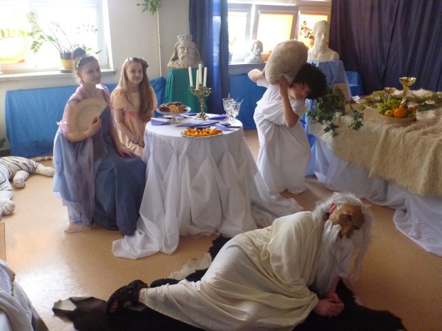 Uczniowie Szkół Integracyjnych zaprezentowali między innymi sceny z życia greckich bogów.