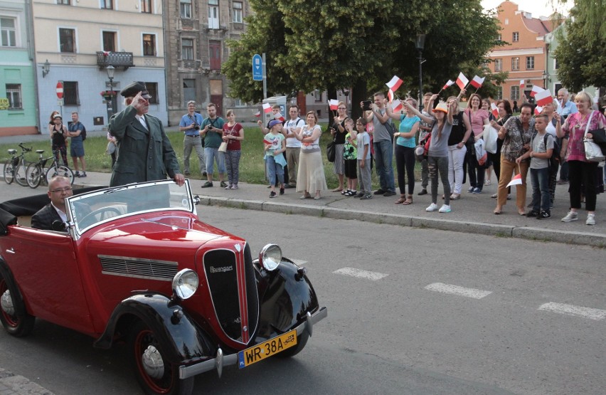 Radom. Anima Urbis już za nami! Pamiętaliśmy o 100- leciu Niepodległości. Na Rynek przyjechał marszałek Piłsudski [wideo, zdjęcia]