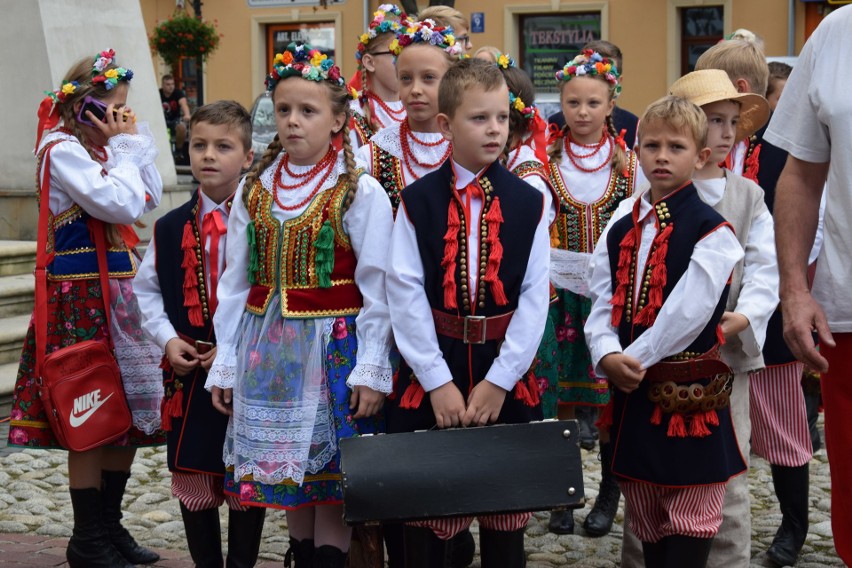 VIII Przegląd Zespołów Folklorystycznych "Pawie Pióra" w...