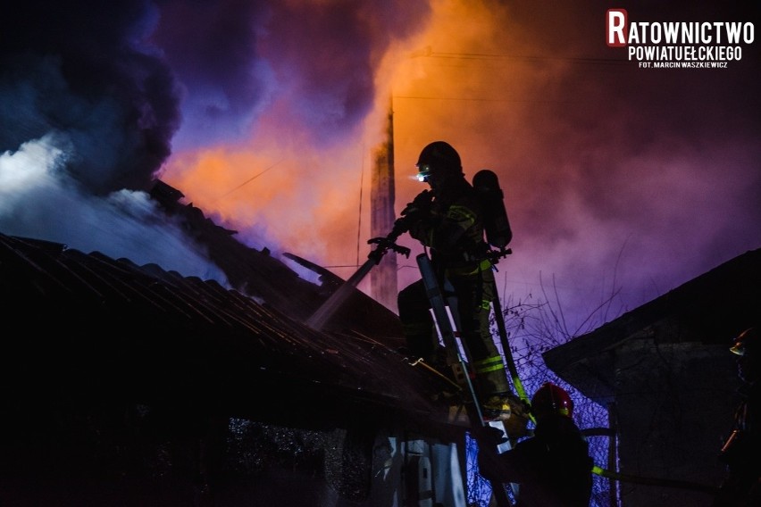 Rogale. Pożar wybuchł w nocy. Ogień objął całe poddasze (zdjęcia)