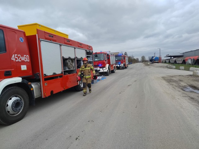 Staszowscy strażacy i grupa chemiczna z Ostrowca prowadzili odczyty złomu, w którym wykryto znikome ilości promieniowania.