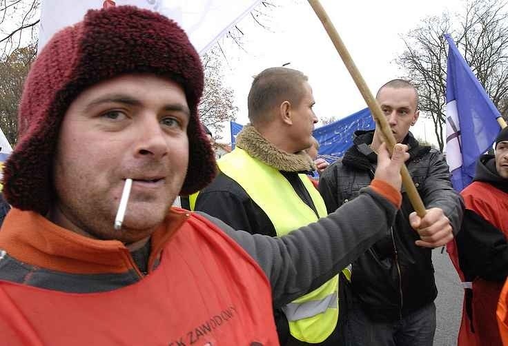 Kilkudziesieciu rybaków zablokowalo w Slupsku droge krajową...