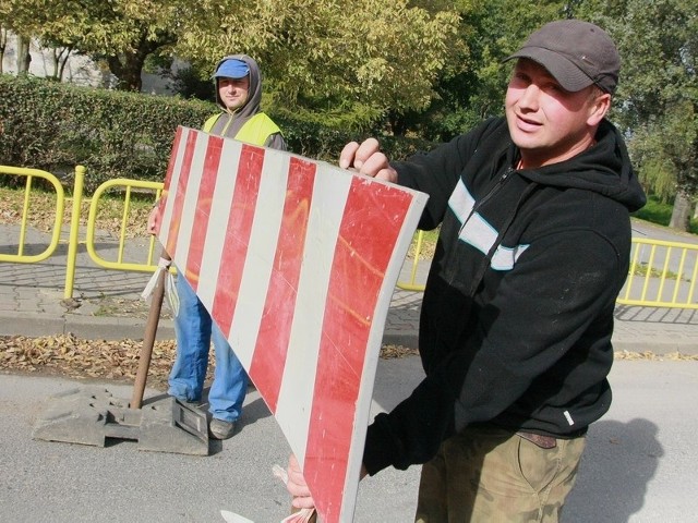 Barierkę ustawili o 10.45 Jacek Boberski i Łukasz Musiałowski. Przejazd mostem będzie niemożliwy do końca października. Mogą z niego jednaj korzystać piesi i rowerzyści.