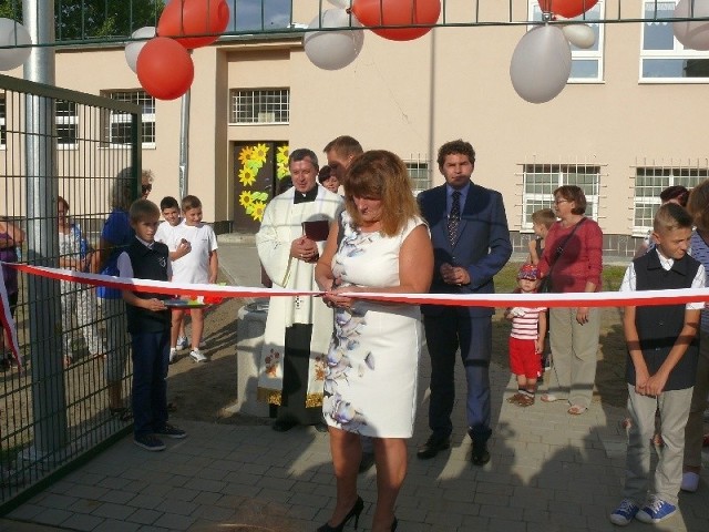 Jedną z przecinających wstęgę na szkolnego otwarcie boiska była dyrektor szkoły Małgorzata Kalinka, która powiedziała, że spełniły się wieloletnie marzenia dzieci i rodziców.
