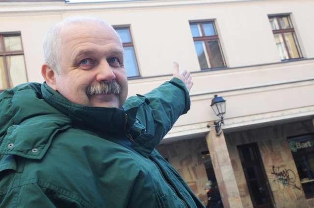 Marek Czarnecki pokazuje okna nowej związkowej siedziby przy ul. Różanej