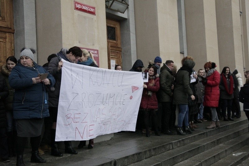 Protest pracowników sądu okręgowego w Łodzi. Domagają się wyrównania zarobków z ostatnich 8 lat!