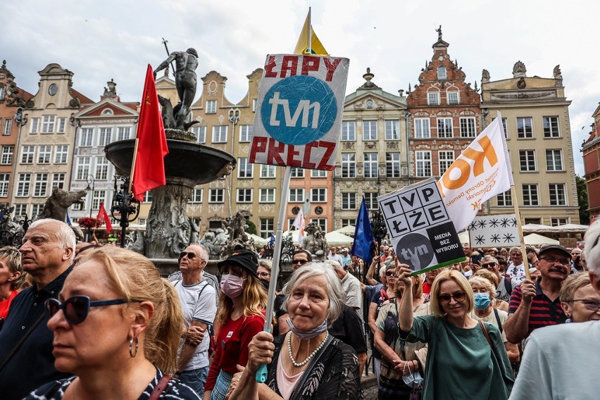 Pół tysiąca ludzi pod Fontanną Neptuna. Protest KOD-u w sprawie lex TVN. Zdjęcia