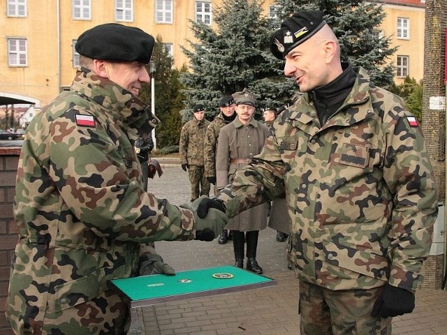 Po ponad trzech latach dowodzenia brygadą gen. bryg. Sławomir Wojciechowski (z lewej) przekazała swoje obowiązki gen. bryg. Rajmundowi Andrzejczakowi.