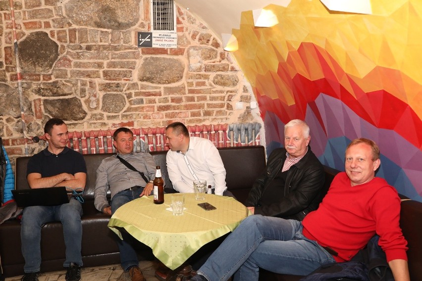 Prezydent Stargardu ze współpracownikami wieczór wyborczy spędza w Piwnicy Artystycznej Art Cafe