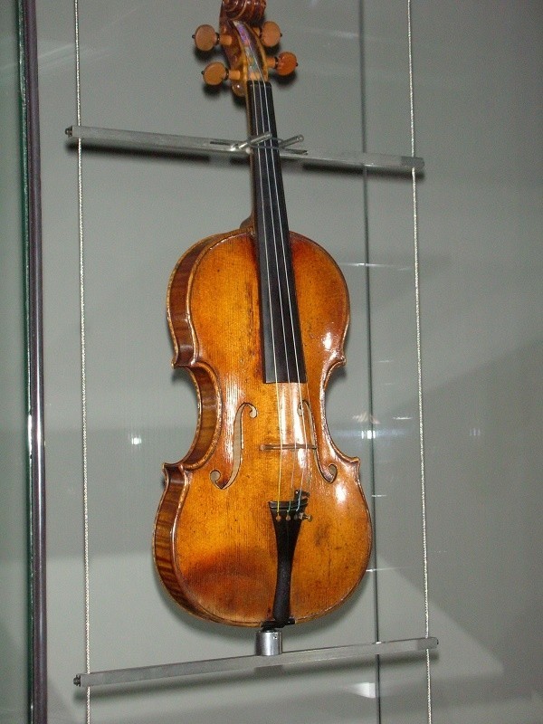 Słynne skrzypce Paganiniego zabrzmią w Filharmonii Krakowskiej. Zagra na nich Vadim Brodsky 