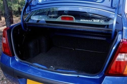 Fot. Renault: Zaletą pojazdu jest duży bagażnik o pojemności...