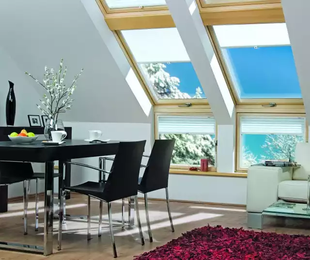 Osłony okienne pozwalają nie tylko regulować dostęp światła, ale także mogą zapewniać ochronę przed stratami ciepła.