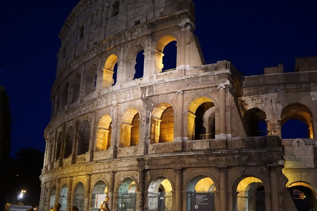 Do pięciu lat więzienia grozi turystom, którzy wyryli swoje inicjały na ścianie Koloseum