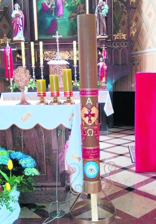 Tak ogromna świeca wyróżnia się na tle ołtarza w kościele pw. Opatrzności Bożej w Michałowie .