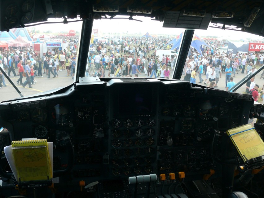 Widok z kokpitu samolotu C-130 Hercules podczas poprzedniej...