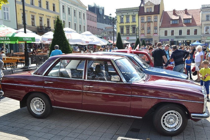 Na rybnickim rynku można podziwiać klasyczne pojazdy