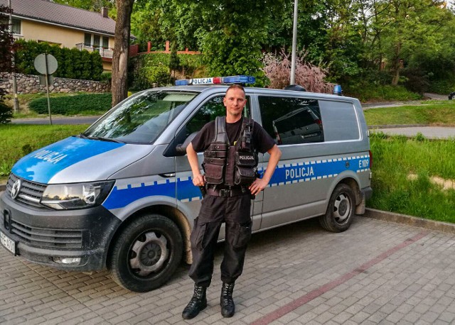 Miał blisko 2,5 promila i dożywotni zakaz prowadzenia pojazdów mechanicznych. Jechał od krawężnika do krawężnika. Z auta wyciągnął go policjant po służbie, zabierając kierowcy kluczyki. 60-latek jechał do pracy i spieszył się zmienić swego kolegę.Sierż. Jacek Koprowski to policjant z pięcioletnim stażem w policji. Obecnie służbę pełni w sztabie Komendy Miejskiej Policji w Gorzowie Wlkp. Ale lwią część swej pracy spędził w Oddziałach Prewencji, gdzie zdobywał doświadczenie. Zdarzenie, w którym brał udział, miało miejsce w poniedziałek, 7 maja, w Gorzowie Wlkp. przy ul. Słowiańskiej na wysokości gorzowskiej pływalni po godzinie 18.00.Dwa auta osobowe - hyundai, za kierownicą którego siedział sierż. Jacek Koprowski będąc poza służbą oraz citroen, a za sterami mężczyzna w wieku około 60 lat. - Obaj czekali na zielone światło sygnalizatora. Kiedy się pojawiło ruszyli. Ale kierujący citroenem miał wyraźne problemy z optymalną jazdą i nic sobie z tego nie robił. Jechał od krawężnika do krawężnika zmuszając inne pojazdy do drogowej ekwilibrystyki - mówi nadkom. Marcin Maludy, rzecznik prasowy lubuskiej policji. Sierż. Jacek Koprowski mimo, że w tym czasie pozostawał poza służbą, postanowił zatrzymać podejrzanie jadącego kierowcę. Droga dwujezdniowa była w pełni wykorzystywana przez kierowcę citroena, jadącego to jednym, to drugim pasem. Policjant w pewnym momencie wyprzedził auto i próbował je wyhamować delikatnie zwalniając. Mężczyzna zablokował drzwi. Był niepocieszony takim obrotem sprawy. - Próbował kontynuować swą jazdę. Nie chciał oddać kluczyków i ruszył w dalszą podróż z policjantem, który zawiesił się na jego drzwiach. Na szczęście podczas szamotaniny funkcjonariusz wydobył przez otwarte okno kluczyki ze stacyjki i przerwał nieodpowiedzialną jazdę kierowcy - mówi M. Maludy. Kierowca citroena nie powinien w ogóle wsiadać za kierownicę. Miał bowiem orzeczony dożywotni zakaz prowadzenia pojazdów. Ale to nie koniec kłopotów 60-letniego gorzowianina. Podczas badania trzeźwości okazało się, że mężczyzna jest pijany. W organizmie miał blisko 2,5 promila alkoholu. Po wytrzeźwieniu zostaną z jego udziałem przeprowadzone czynności procesowe. Usłyszy co najmniej dwa zarzuty. Za złamanie sądowego zakazu oraz jazdę w stanie nietrzeźwości. Grozi mu 5 lat pozbawienia wolności.Zobacz też wideo: KRYMINALNY CZWARTEK - 3.05.2018 - Werbowali kobiety, zmuszali je do prostytucji. Uczynili sobie z tego stałe źródło dochodu. Zatrzymała ich lubuska policja