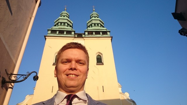 Bartosz Bukała, rzecznik prasowy PWSZ w Nysie, też zrobił sobie selfie na tle kościoła w Głuchołazach. - To fajna zabawa i promocja zabytków. A przy okazji można coś wygrać - zachęca.