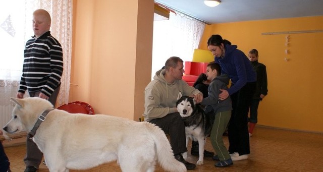 Dzieci z Bratka uwielbiają zajęcia z psami. Prowadzi je Janusz Kaźmierczak. 