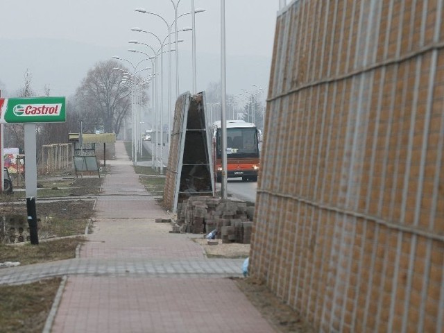 Po raz trzeci przedłużono zakończenie remontu ulicy Krakowskiej w Kielcach, ponieważ w tym miejscu, w rejonie Lidla właściciele posesji nie zgadzają się na ustawienie ekranów akustycznych i blokują dostęp do terenu.