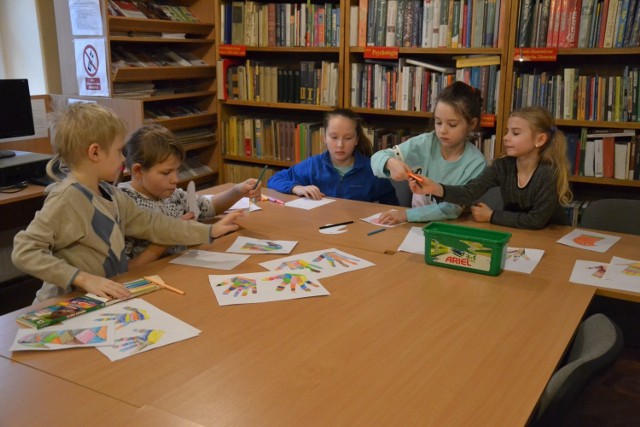 Lipnowscy bibliotekarze spotkali się z dziećmi w dwa kolejne czwartki i po raz kolejny udowodnili, że książka jest fantastycznym przyjacielem człowieka. Najmłodsi mieli okazję zapoznać się z publikacjami, które są wydawane właśnie z myślą o nich. Są nie tylko pięknie ilustrowane, ale również wydają dźwięki na przykład odgłosy dżungli. Podczas ostatnich zajęć dzieci rysowały kolorowe papugi, które następnie przykleiły do drzewa, wyciętego z papieru pakowego. W ten sposób powstała oryginalna ozdoba czytelni. Więcej w najbliższym wydaniu "Tygodnika Lipnowskiego".