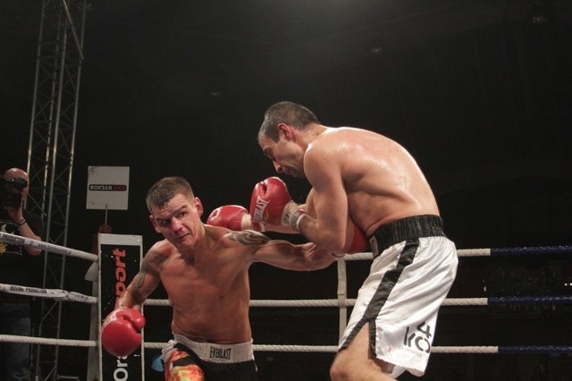 Krzysztof Rogowski (z lewej) odniósł trzecie zwycięstwo na zawodowym ringu