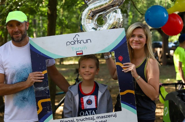 Parkrun Toruń świętował urodziny. Był okolicznościowy tort. Aby zobaczyć zdjęcia przesuń gestem lub strzałką w prawo>>>