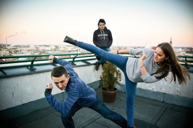 Ania Tarasik i Mateusz Ostrowski oraz Piotrek Szekowski (z tyłu) zapraszają na niedzielny pokaz capoeira do Wojewódzkiego Ośrodka Animacji Kultury