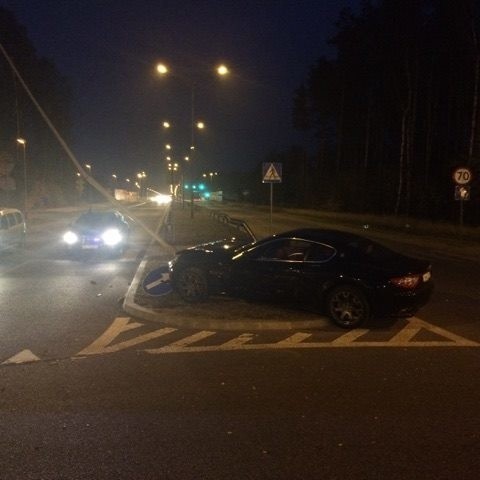 Wypadek na Józefiaka w Łodzi. Maserati rozbite na latarni