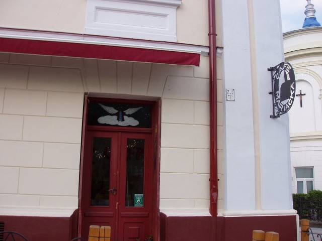 Cafe Mariacka Sandomierz, ulica Mariacka 3 Mowy sandomierski lokal, został uruchomiony w 2012 roku. Głosuj wysyłając SMS o treści sw.kawa.51 na numer 71466