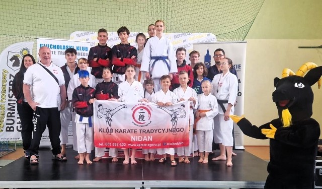 Reprezentanci Klubu Karate NIDAN Zielona Góra zdobyli w Głuchołazach 33 medale.