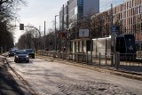 Koniec z krzywą kostką na ul. Powstańców Śląskich, zamiast niej gładki asfalt. Miasto zapowiada projekt remontu