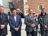 Działacze Prawa i Sprawiedliwości w Sandomierzu, apelują, aby... nie głosować na Pawła Niedźwiedzia