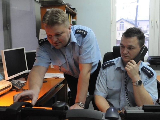 Paweł Morowiak (z lewej) i Jarosław Gągolewski pełnili dyżur dzisiejszej nocy. To J. Gągolewski rozmawiał z niedoszłym samobójcą.