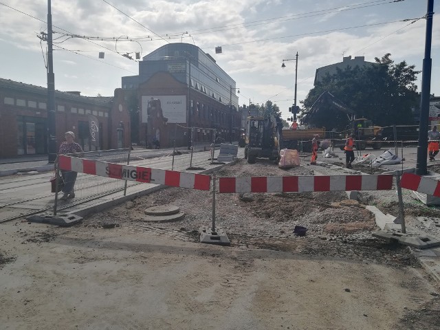 Tramwaje i samochody powrócą na skrzyżowanie ul. Rzgowskiej i Dąbrowskiego. Prace remontowe dobiegają tam końca. Pozostało wykonanie zieleńców, fragmentów chodników i wylanie asfaltu. CZYTAJ DALEJ NA NASTĘPNYM SLAJDZIE