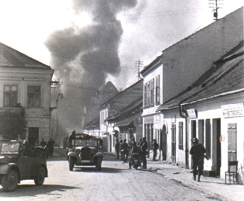 Myślenicki rynek we wrześniu 1939 roku po wkroczeniu do...