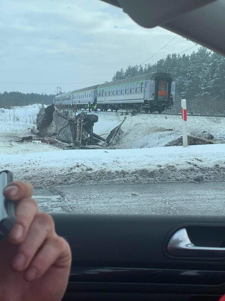 Koszarówka. Pociąg zderzył się z ciężarówką na przejeździe...