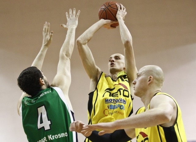 W akcji Maciej Klima, jeden z kluczowych koszykarzy Sokoła.